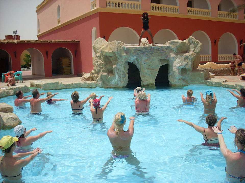 Wassergymnastik , leider nicht seriös, ehe ein Spi Pickalbatros Alf Leila Wa Leila Resort - Neverland Hurghada