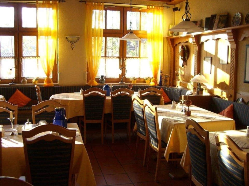 Einladende Tische im Restaurant Das Arber-Hotel am Rothbach