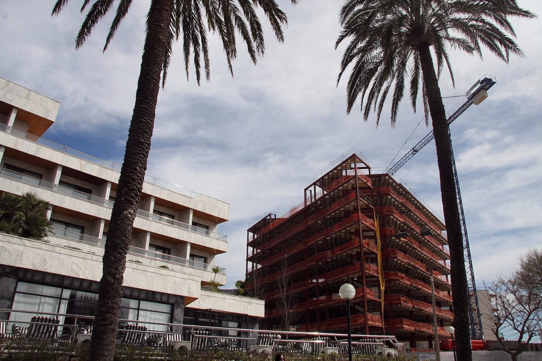 Rechts der Neubau. Hotel Serrano Palace