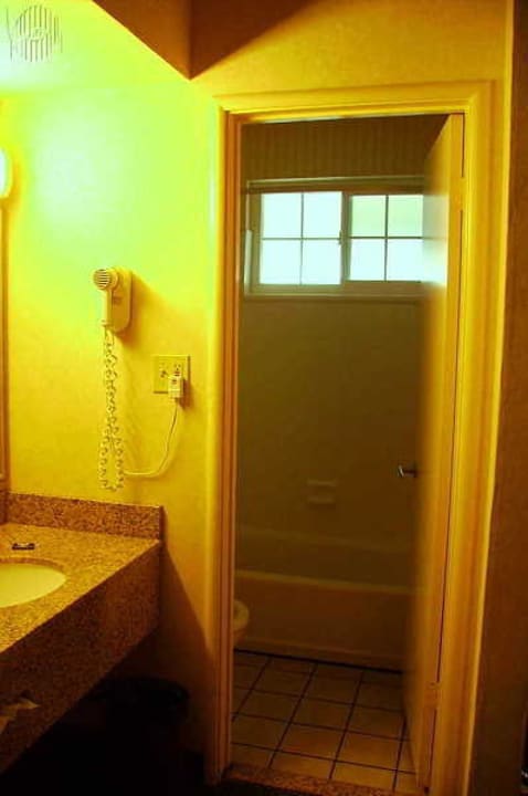 Waschgelegenheit und Badezimmer, WC Hotel Econo Lodge Lombard Street