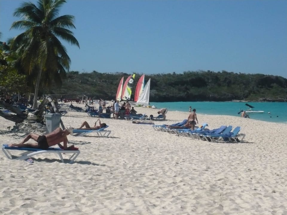 Strand mit Katamaranen Sol Rio De Luna y Mares