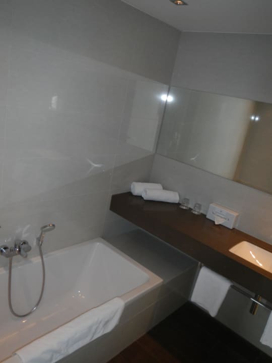Unglaublick großes BAD Van der Valk Hotel Düsseldorf