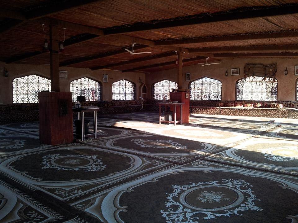 Hier gabs Abendunterhaltung  Tented Camp Arabian Oryx Camp