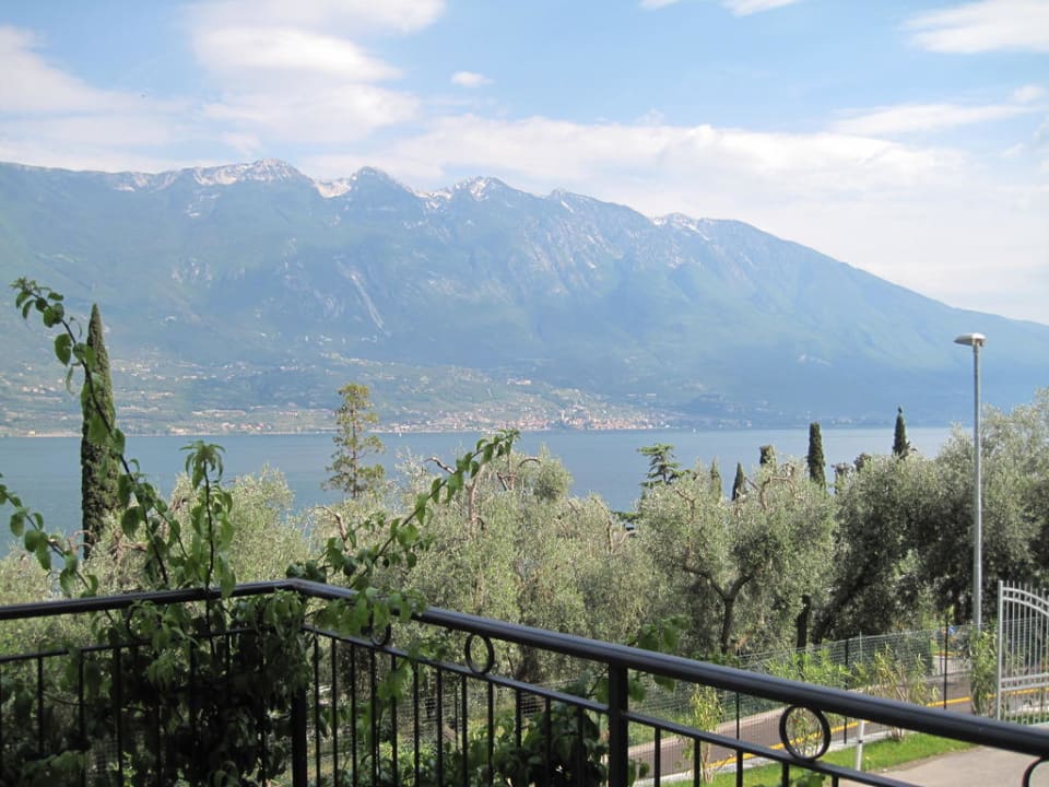 Traumhafter Ausblick von der Terrasse üb.Gardasee Hotel Mercedes