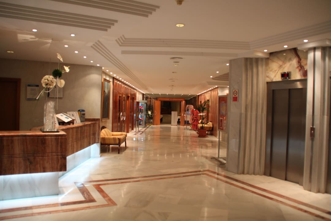 Empfang und Weg zum Speisesaal Hotel Serrano Palace