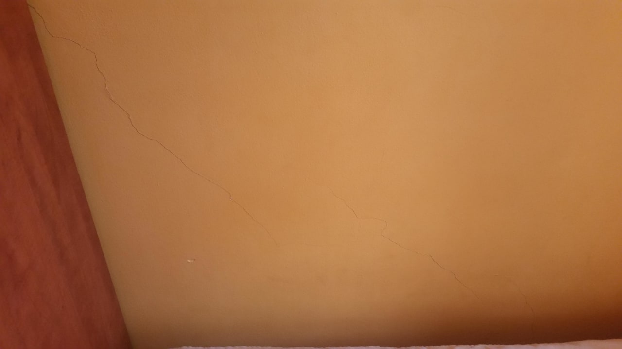 Risse in der Wand  City Central De Luxe