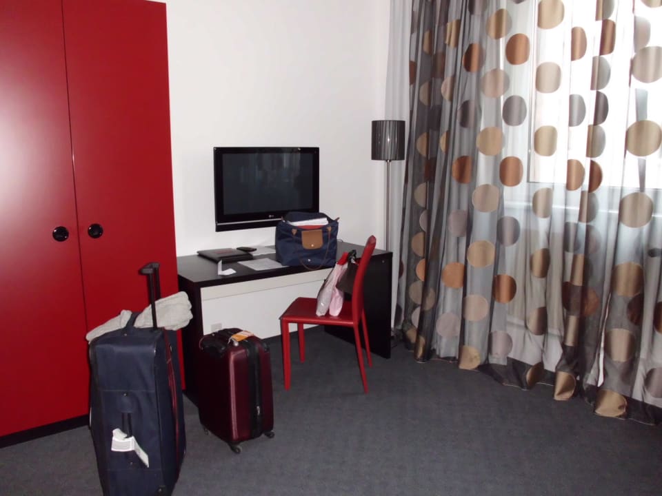 Kleiderschrank, TV, Schreibtisch Koncept Hotel Liebelei