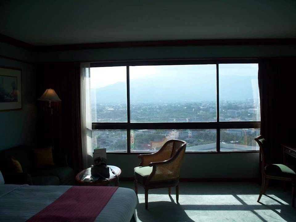 Sitzecke uns Aussicht aus 15.Stock Hotel Holiday Inn Chiangmai