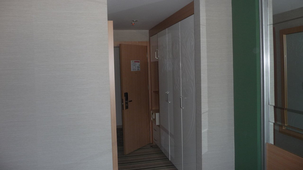 Eingang des Zimmers (innen). Hotel Royal Garden Beach