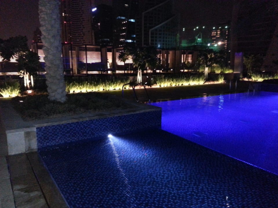 Pool bei Nacht JW Marriott Marquis Hotel Dubai
