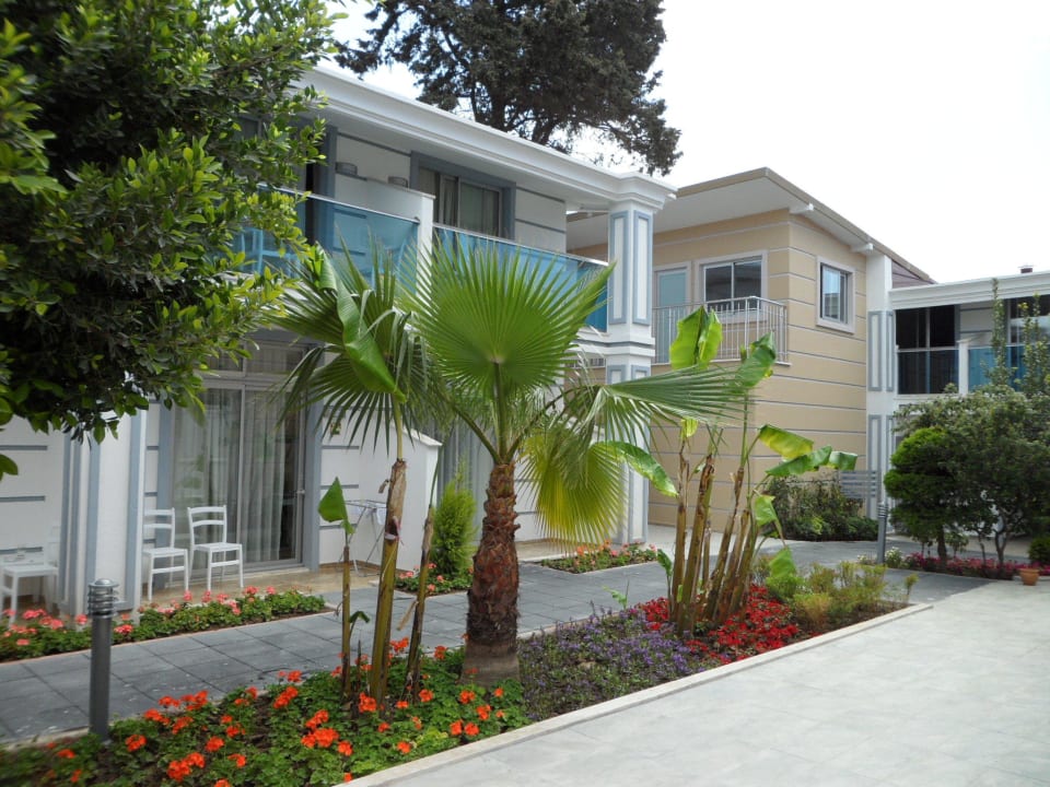 Blumenbeete bunt und liebevoll angelegt Sun Club Hotel
