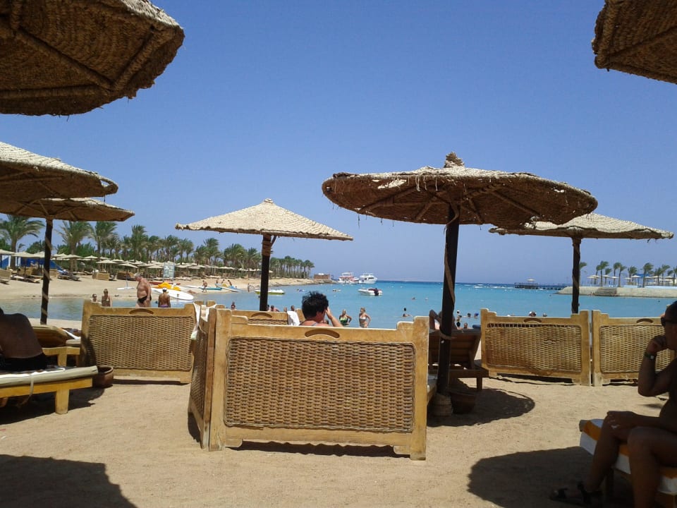 Der Strand war schön und Liegen gab es genug Mirage Bay Resort & Aqua Park