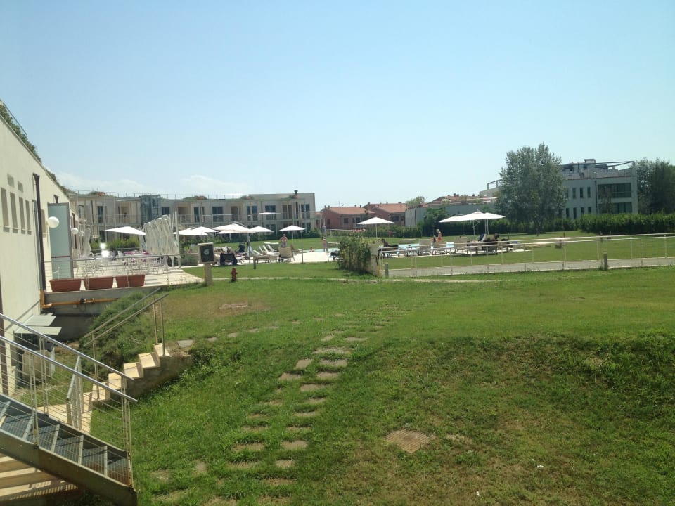 Garten Pisa Tower Plaza