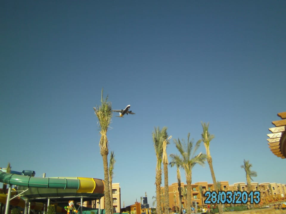 Reger Flugverkehr über dem Hotel Charmillion Club Aqua Park