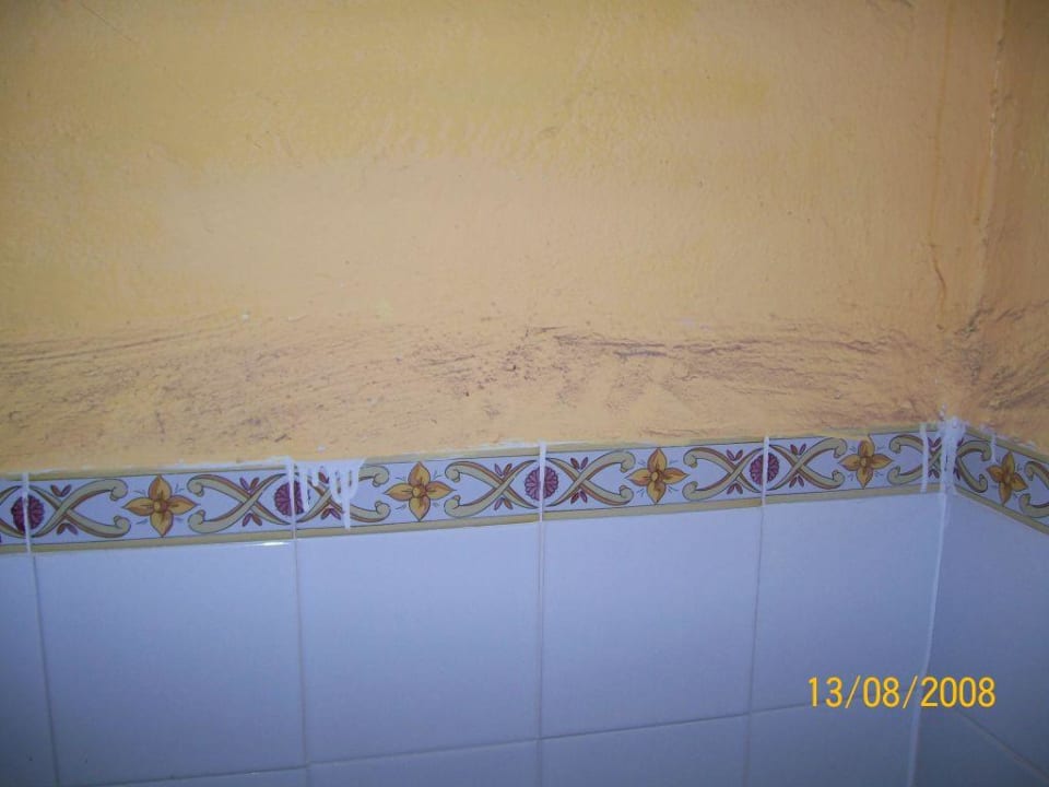 dreckige Badezimmerwand Sun Club Eldorado