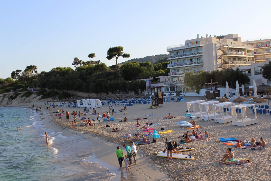 Blick auf den Strand mit Hotel Hotel Na Forana