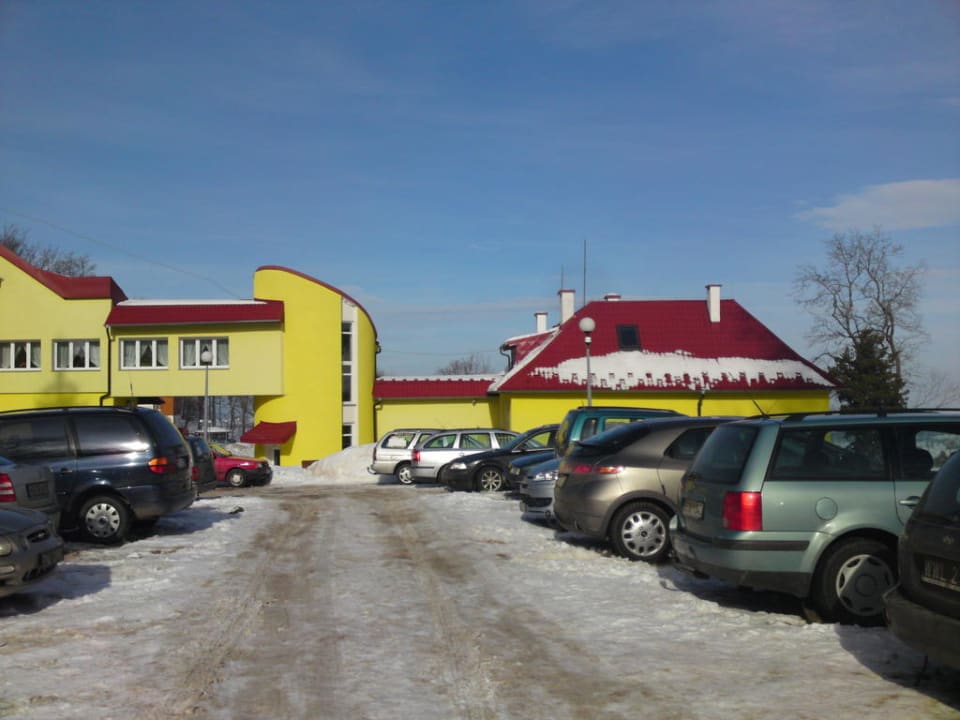 Nebengrbäude vom Parkplatz aus fotografiert Klinika Młodości Medical SPA