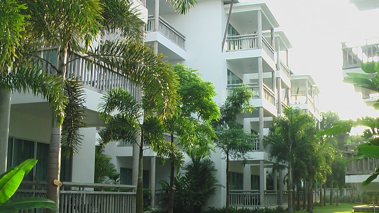 Linker Hotelbau  Peace Laguna Resort and Spa