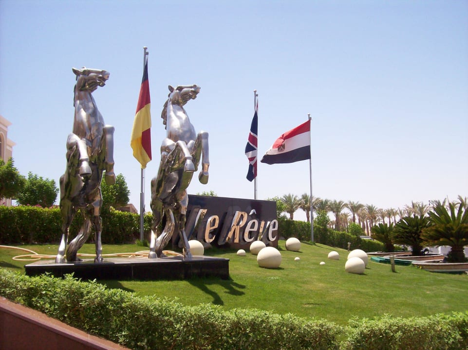 Vor dem Hotel Premier Le Reve Hotel & Spa