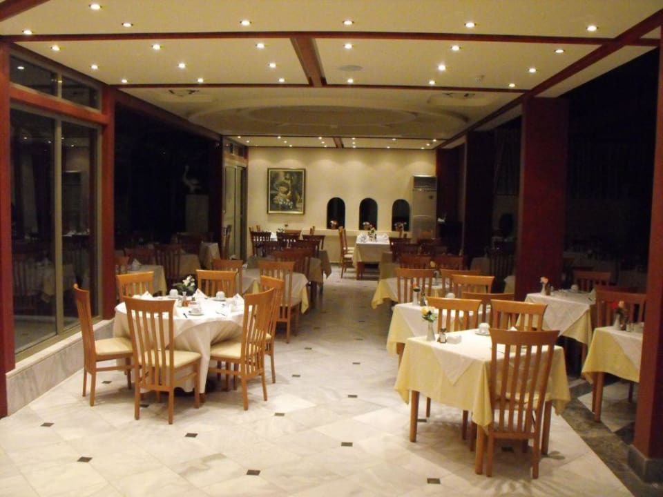 Hotelowa restauracja. Vantaris Luxury Beach Resort