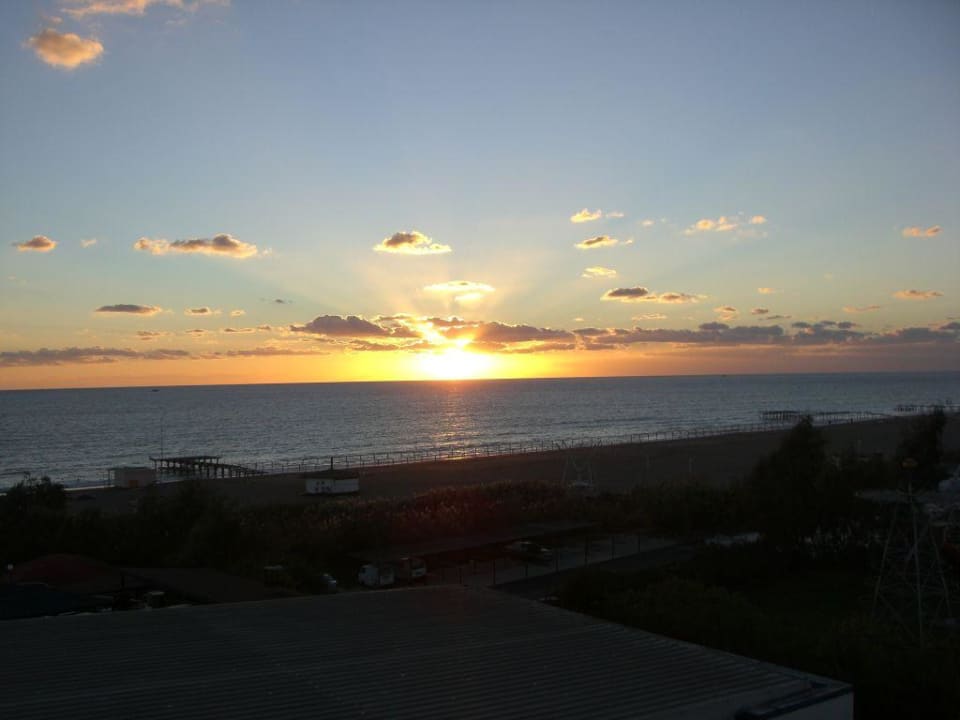 Sonnenuntergang am Strand Sunrise Resort Hotel