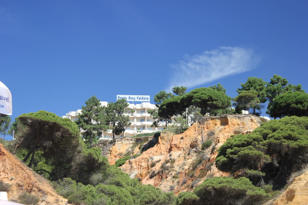 Das Hotel vom Strand aus PortoBay Falésia