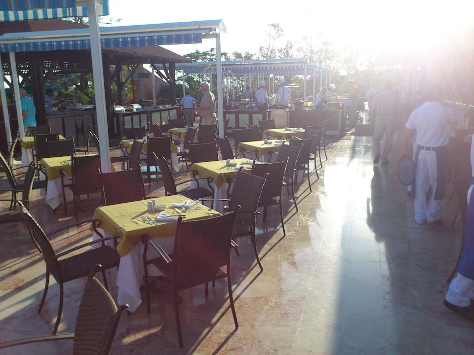 Sonnige Terrasse vom Hauptrestaurant Papillon Belvil