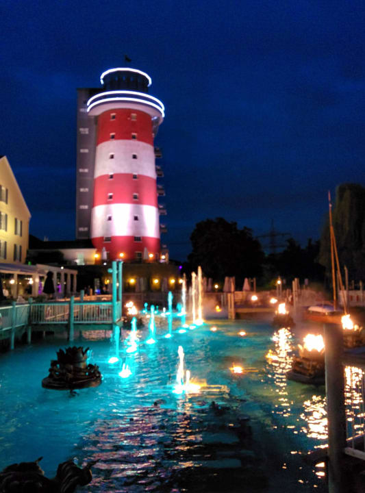 Leuchtturm und Teich mit Lichtspiel Hotel Bell Rock Europa-Park