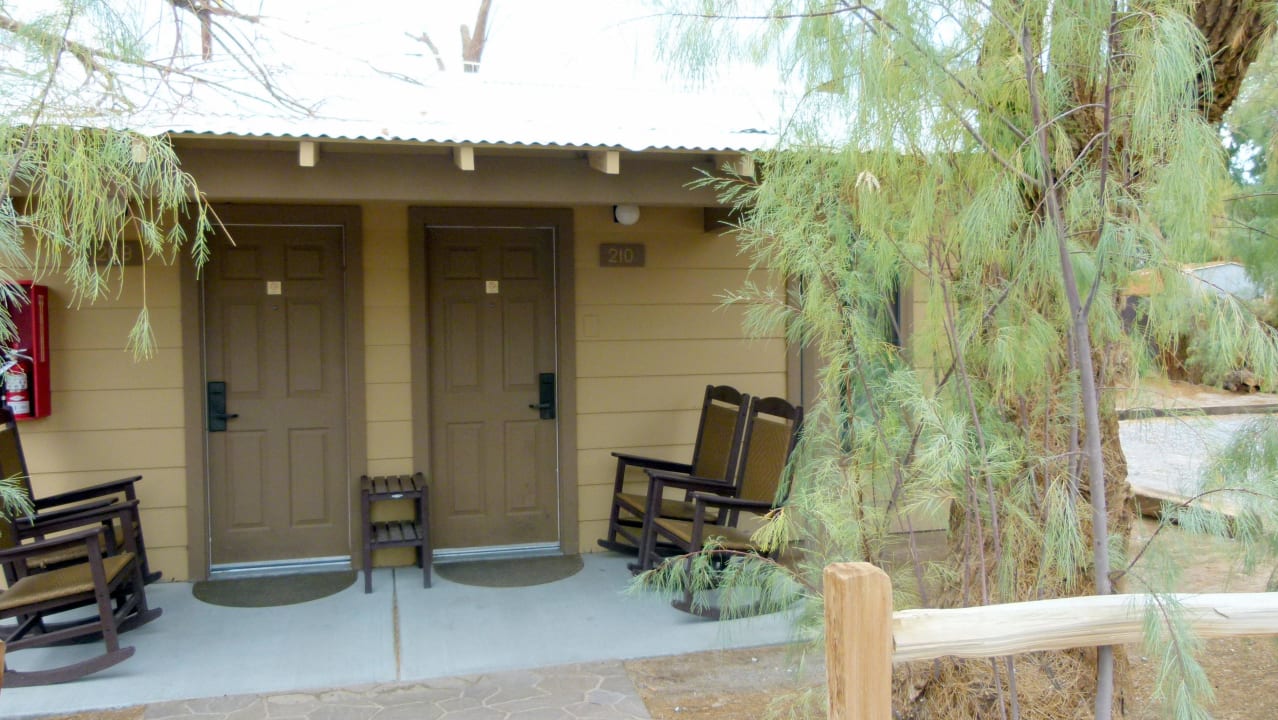 Urige Cabin mit gemütlichen Schaukelstühlen The Ranch at Death Valley