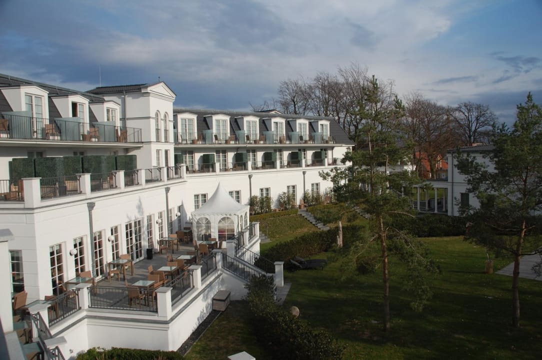 Blick von Zimmerterrasse in den Garten Strandhotel Zingst