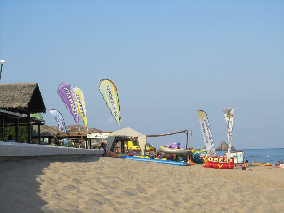 Gepfegter Strand Hotel Le Meridien Al Aqah Beach Resort