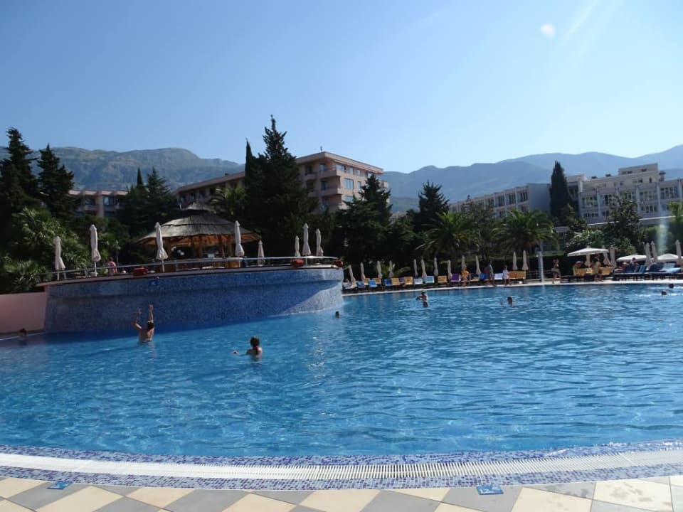 Główny basen Iberostar Waves Bellevue