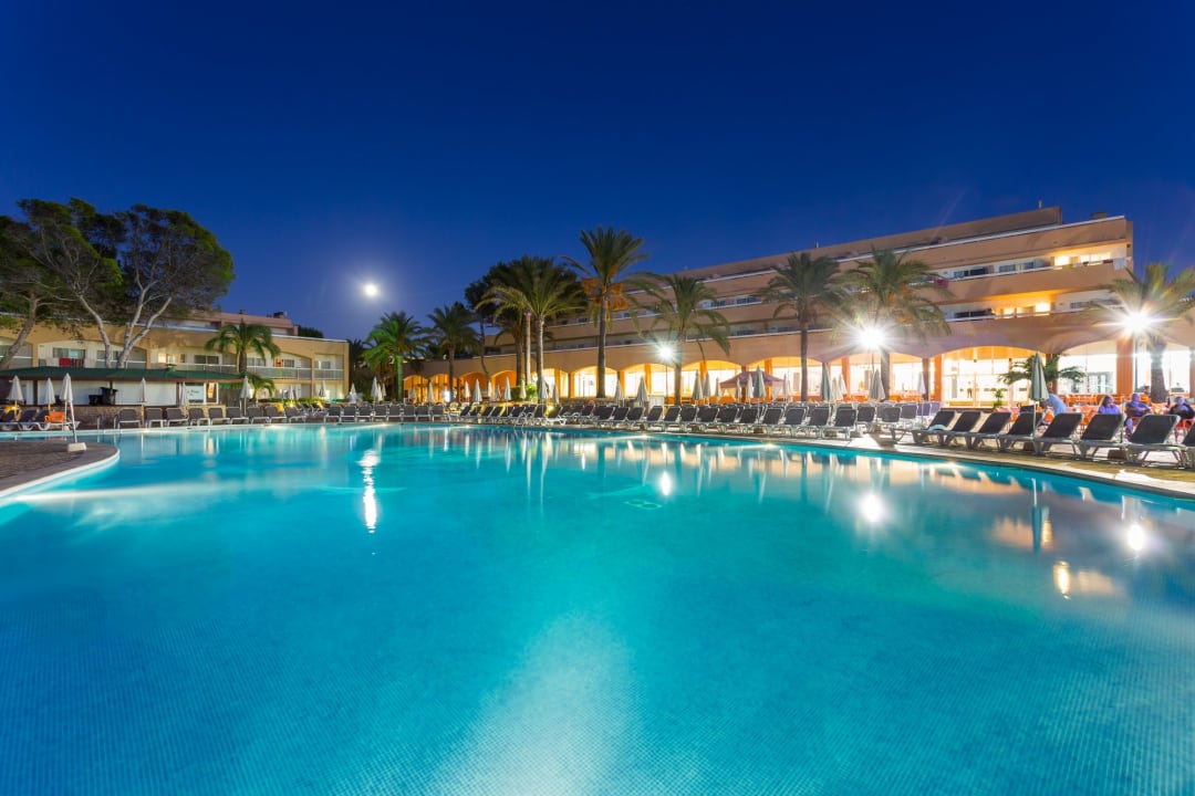 Pool Sirenis Seaview Country Club