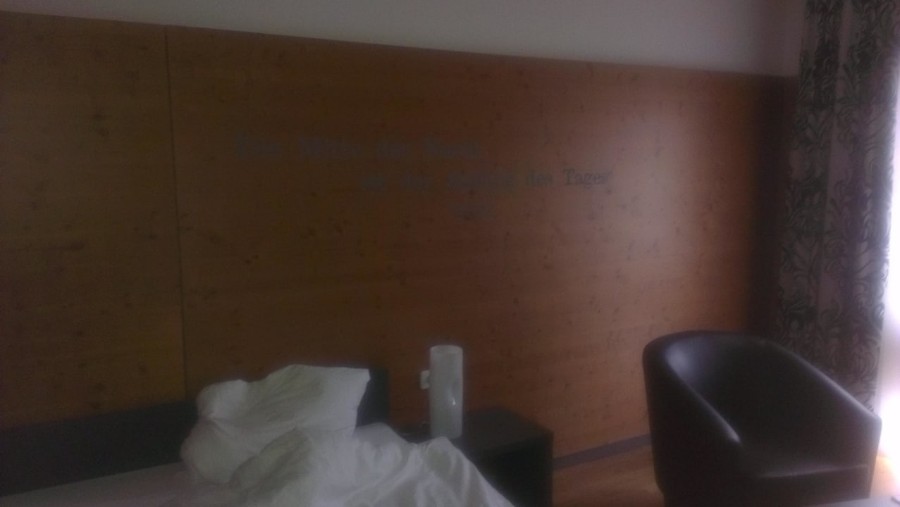 Wand mit Spruch Hotel campuszwei