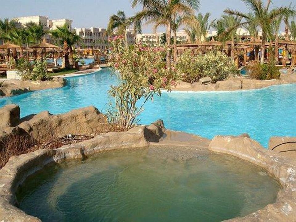 Runder Whirlpool. Dahinter großer Pool. Pickalbatros Palace Resort