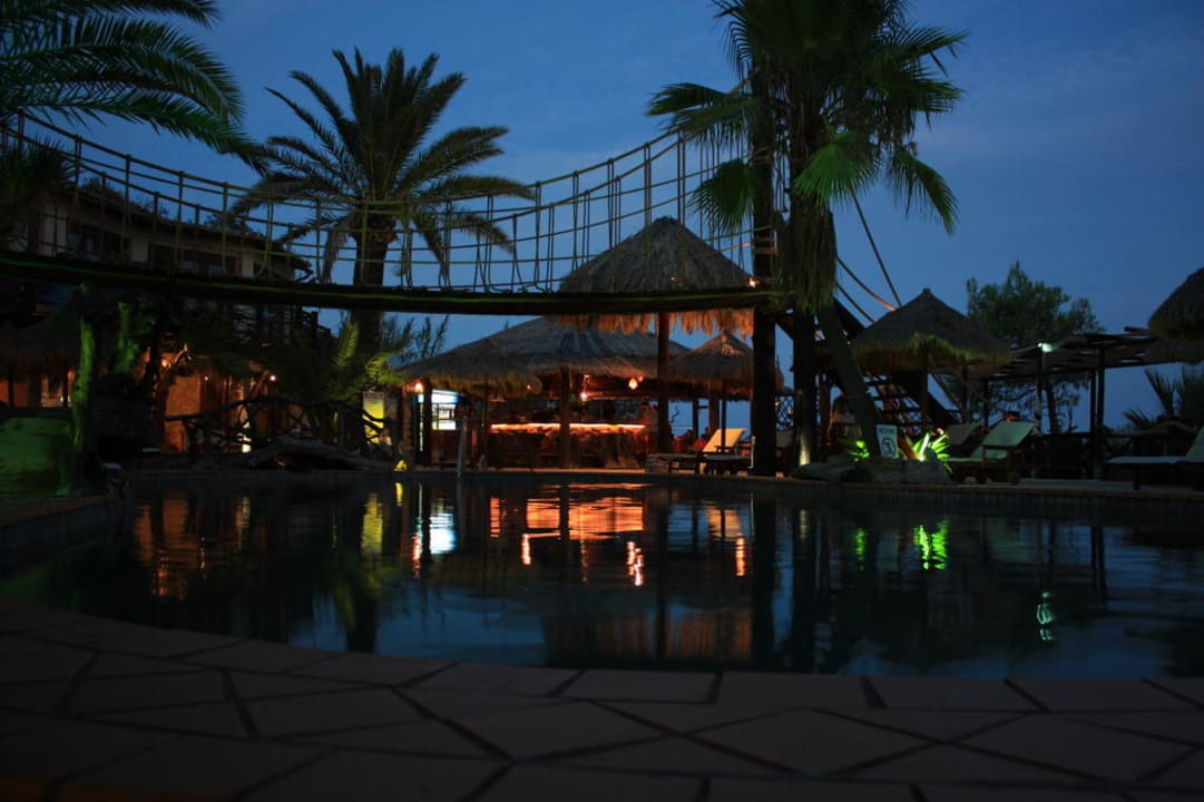 Widok na basen i bar Gloria Maris Hotel Suites and Villa