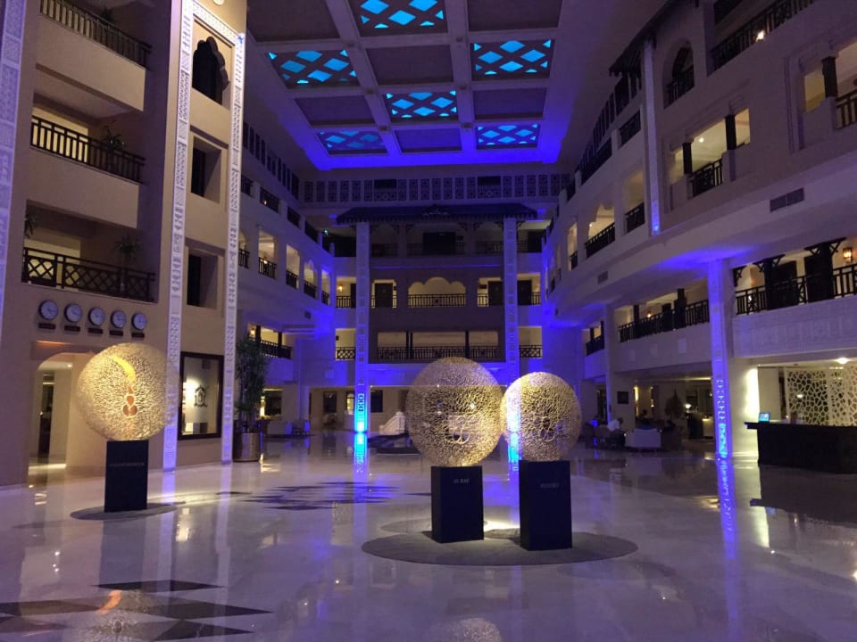 Lobby am Abend Steigenberger ALDAU Beach Hotel