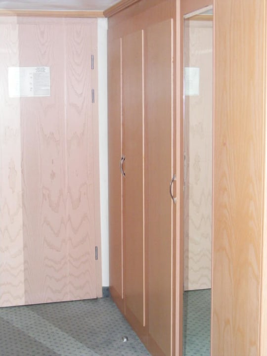 Neue Schränke im Eingangsbereich des Zimmers Hotel Özkaymak Falez