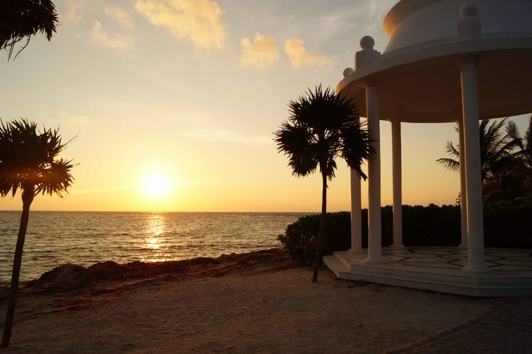 Hotelstrand bei Sonnenaufgang Grand Palladium Kantenah Resort & Spa