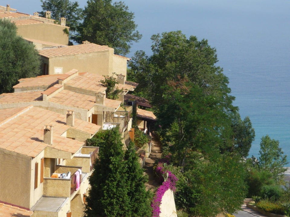 Blick von der Terrasse auf Appartements und Meer Hotel L'Olivara Villaggio