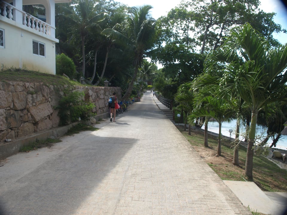 Straße an der Hotelanlage Hotel Patatran Village