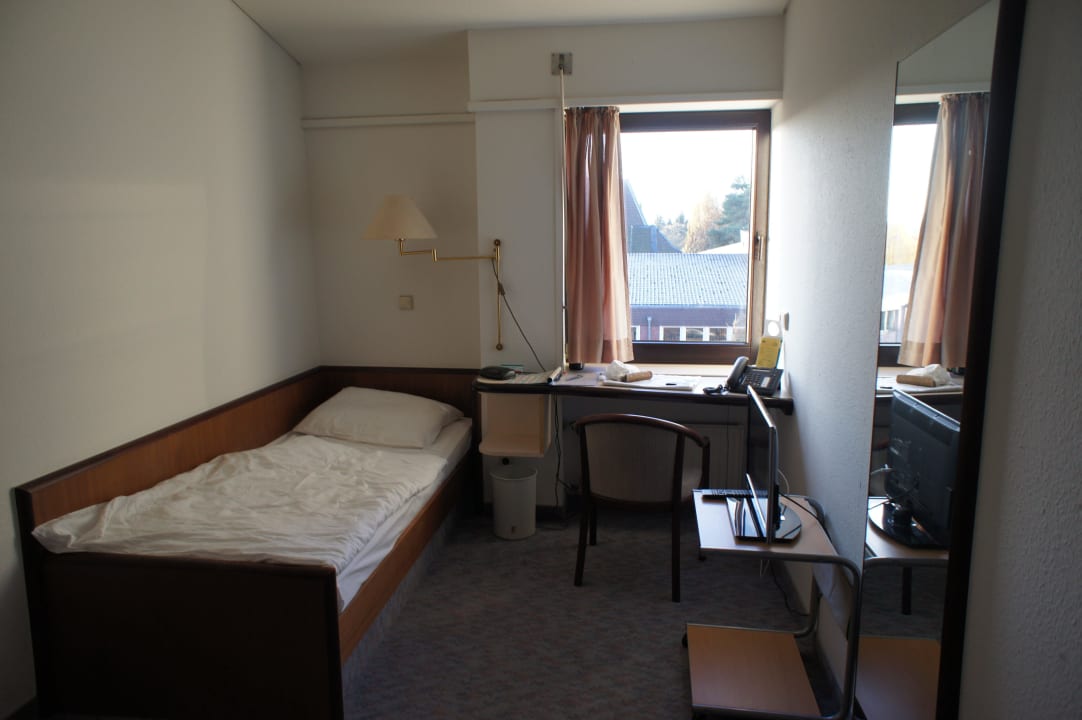 Blick ins Zimmer 364 A vom GSI zum Fenster hin GSI Hotel Bonn