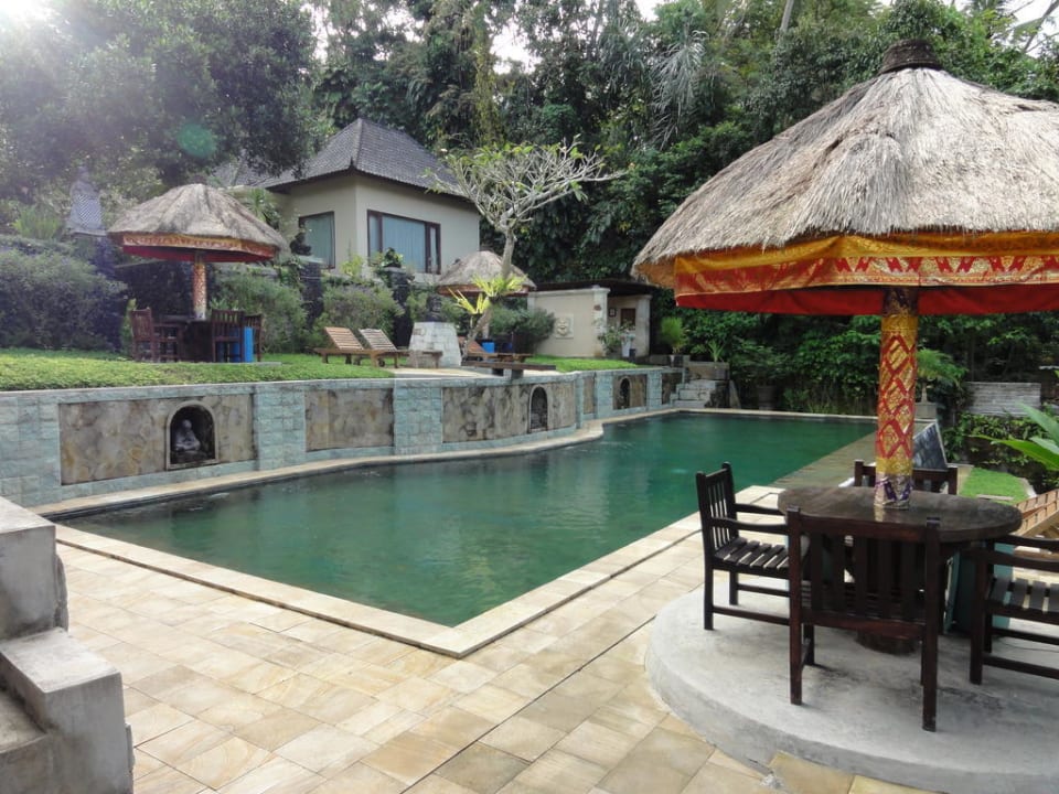 Hauptpool direkt bei der Lobby Hotel Beji Ubud Resort