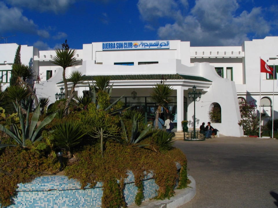 Widok na podjazd przed recepcją Djerba Sun Beach Hotel & Spa