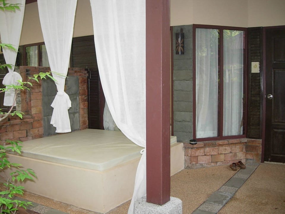 Außenbereich samt Tagesbett Hotel Lanta Sand Resort & Spa