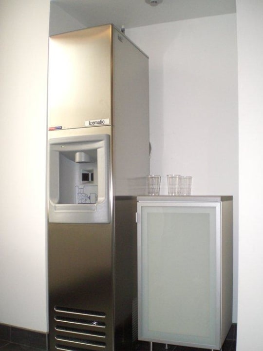Eiswürfel-Maker im Hotel-Treppenhaus Best Western Plus Time Hotel
