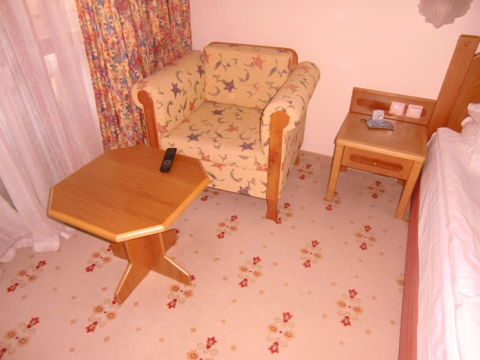 Sessel, Tischchen im Schlafzimmer Hotel Defne Garden