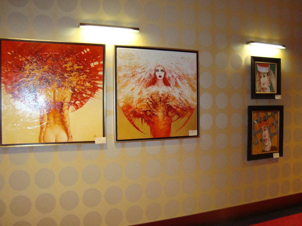 Ausstellung moderner Künstler in der Halle Hotel Aquarius Spa