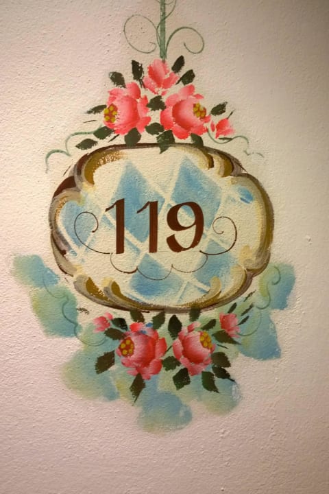 Liebevolle Malereien mit Zimmernummern Sporthotel Wilder Kaiser