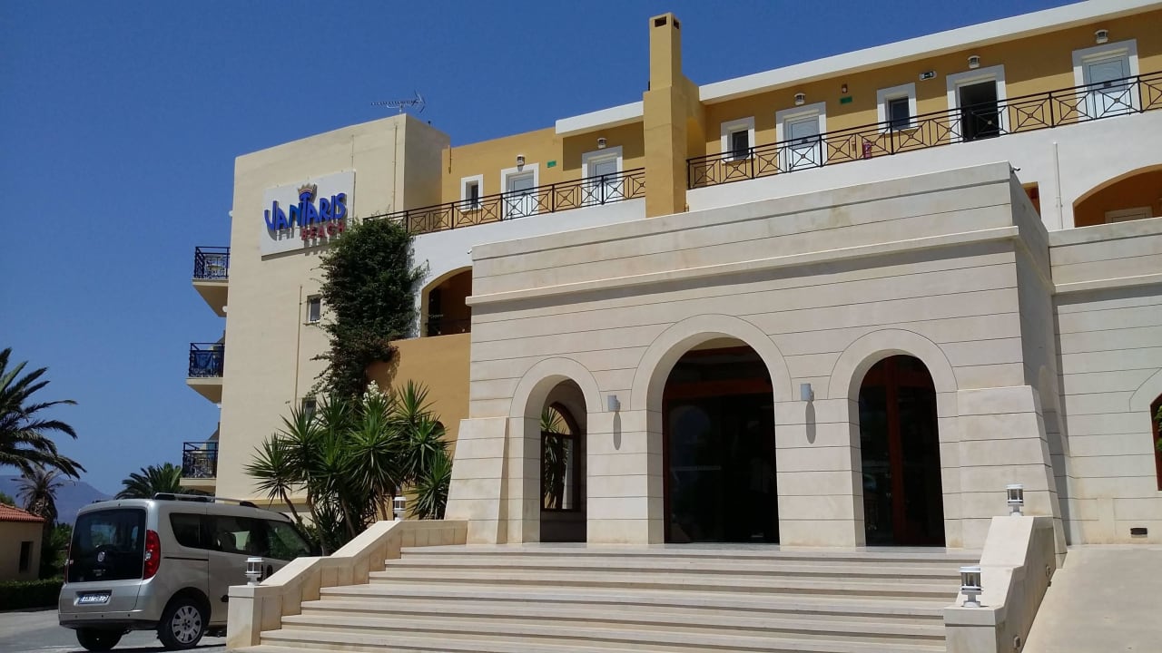 Вход в отель Vantaris Luxury Beach Resort